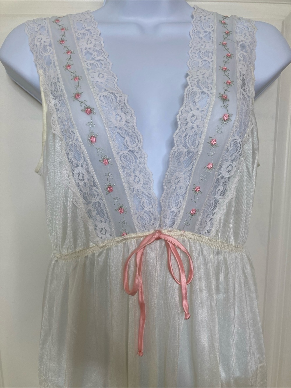 Vintage Dream Away Size M White Satin Plunge Neckline Pink Ribbon Night Gown